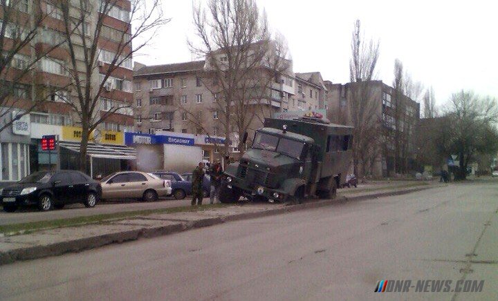 В центре Бердянска военный грузовик провалился под асфальт