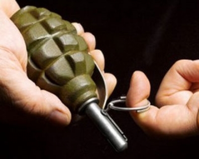 В Киеве мужчина требовал закрыть его подруге кредит, угрожая гранатой
