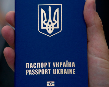 С 23 марта зарубежные дипучреждения Украины будут принимать ходатайства об оформлении загранпаспортов только нового образца