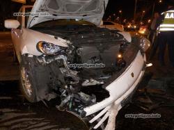 В Киеве женщина на Porsche Cayenne врезалась в Saab