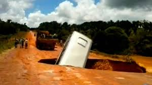 В Бразилии на шоссе пассажирский автобус провалился в яму и уплыл по реке