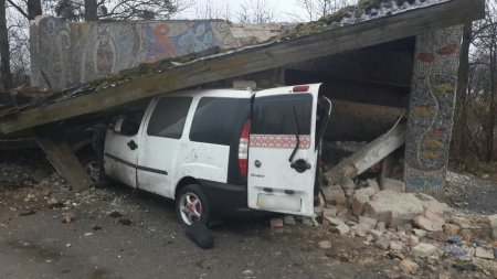 На Львовщине иномарка врезалась в остановку: погибли 5 человек