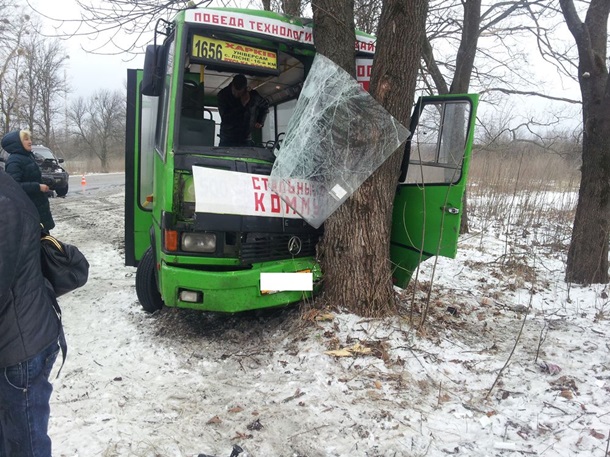 Под Харьковом пассажирский автобус столкнулся с легковушкой и врезался в дерево