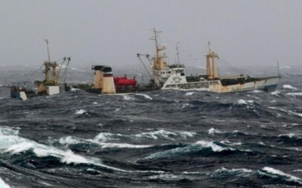 Недалеко от Камчатки затонул траулер "Дальний Восток", погибли  54 человека