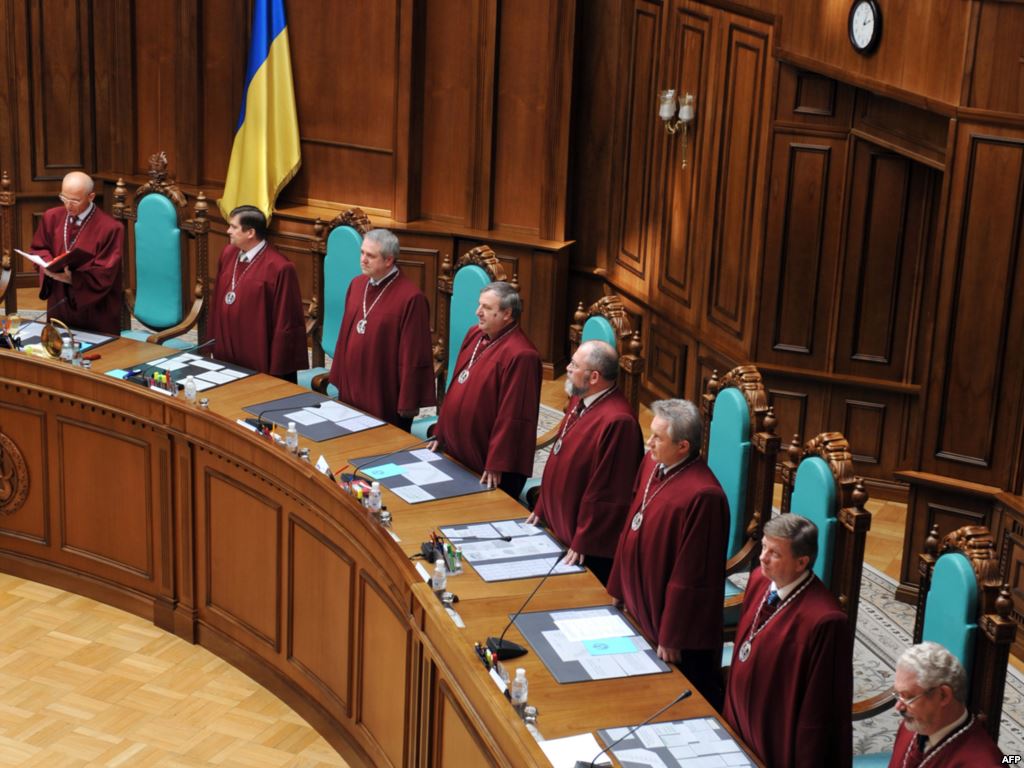 КСУ перенес рассмотрение дела о конституционности некоторых положений закона о люстрации на неопределенный срок