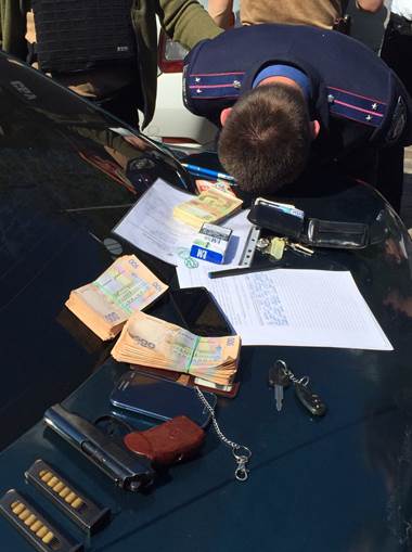 В центре Киева на взятке задержали двух следователей милиции