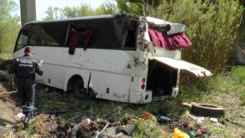 В Кировоградской области автобус с пассажирами слетел с моста