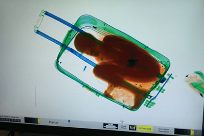 В Испании пограничники нашли в чемодане ребенка