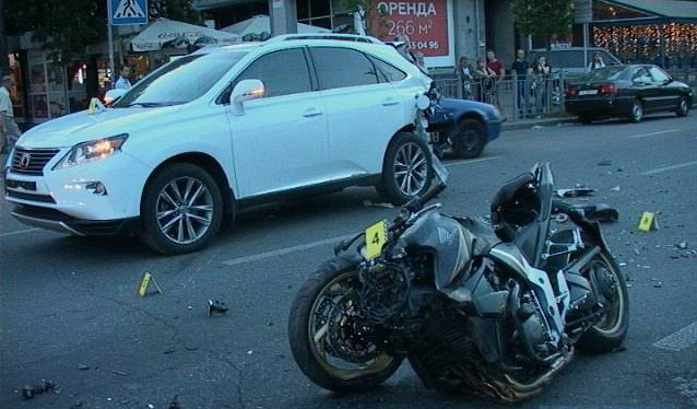 Женщина на Лексусе сбила насмерть мотоциклиста
