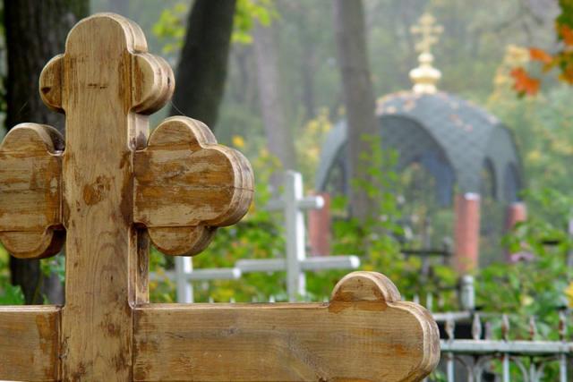 За предоставление участка на погребение и. о. заведующего кладбищем требовал 2,5 тыс. долларов