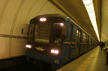 В Киеве на станции метро «Вокзальная» мужчина бросился под поезд
