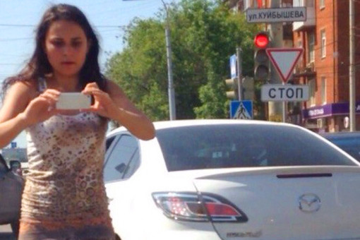 В РФ суд арестовал женщину, которая избила подрезавшего ее водителя