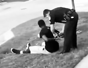 В США полицейского, который грубо обошелся с темнокожими подростками, требуют уволить