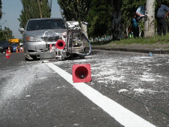 В Николаеве милиционер на Toyota Camry врезался в дорожных рабочих