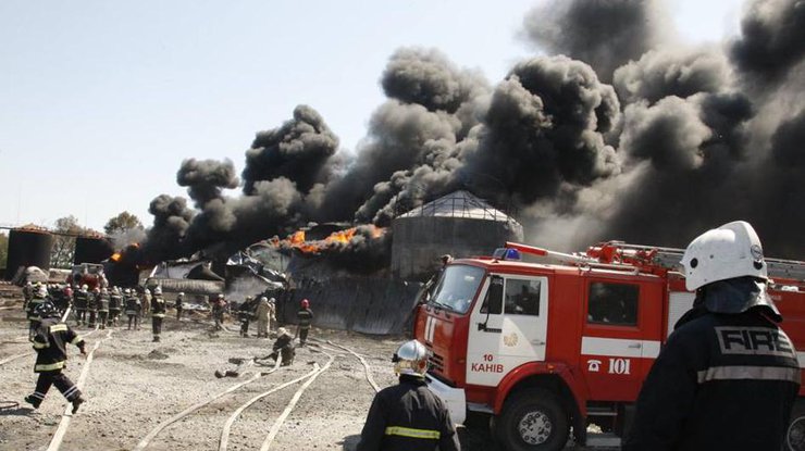 Семьи погибших при пожаре на нефтебазе получат по 200 тыс. грн