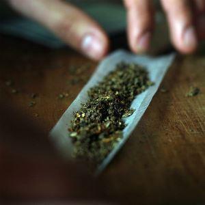 В Днепропетровской области милиционер пытался пронести наркотики на территорию колонии в пачке сигарет