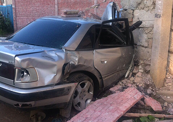 В Кировоградской области пьяный водитель сбил троих пешеходов и влетел в бетонное ограждение