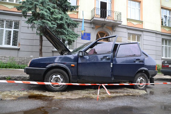 Во Львове возле райотдела милиции взорвался служебный автомобиль