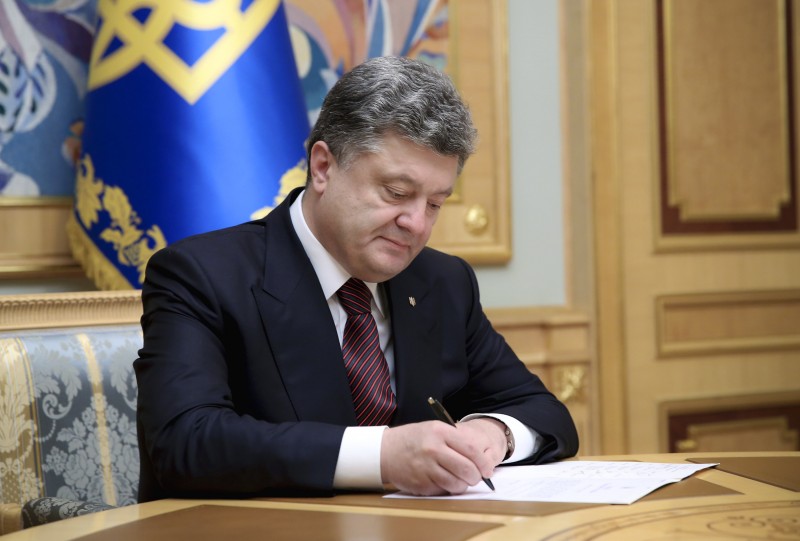 Президент подписал закон о проведении миротворческой операции в Украине