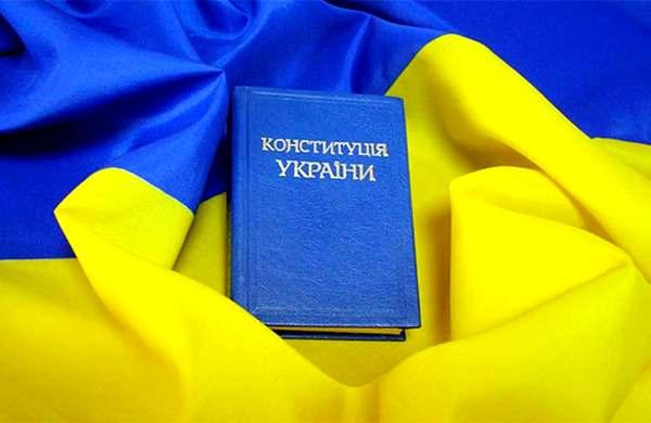 Петр Порошенко поздравил украинцев с Днем Конституции