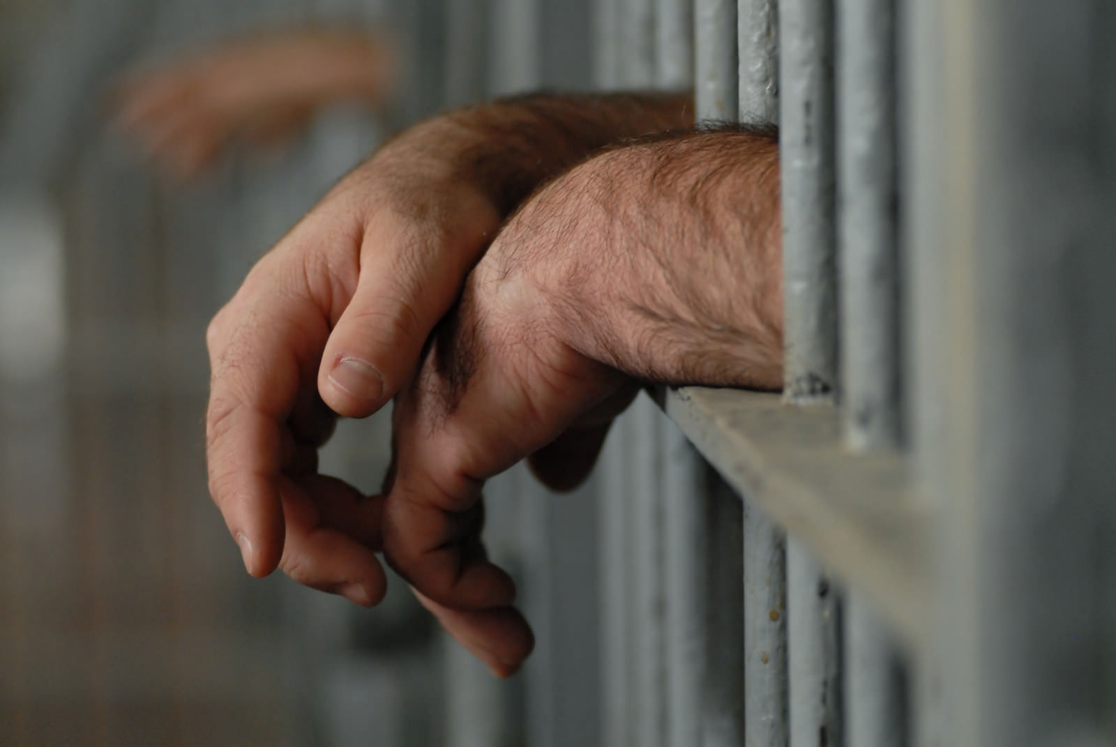 Чиновники Житомирского учреждения исполнения наказаний поставляли заключенным наркотики и женщин