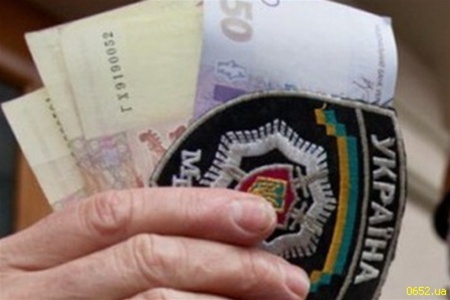 Двух милиционеров в Одессе задержали при получении взятки в 2 тысячи долларов