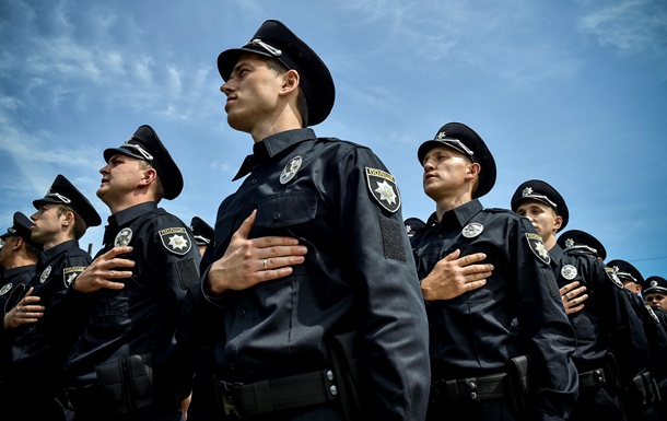 Украинцы уже знакомятся с новой полицией на улицах столицы, однако правозащитники забили в колокола