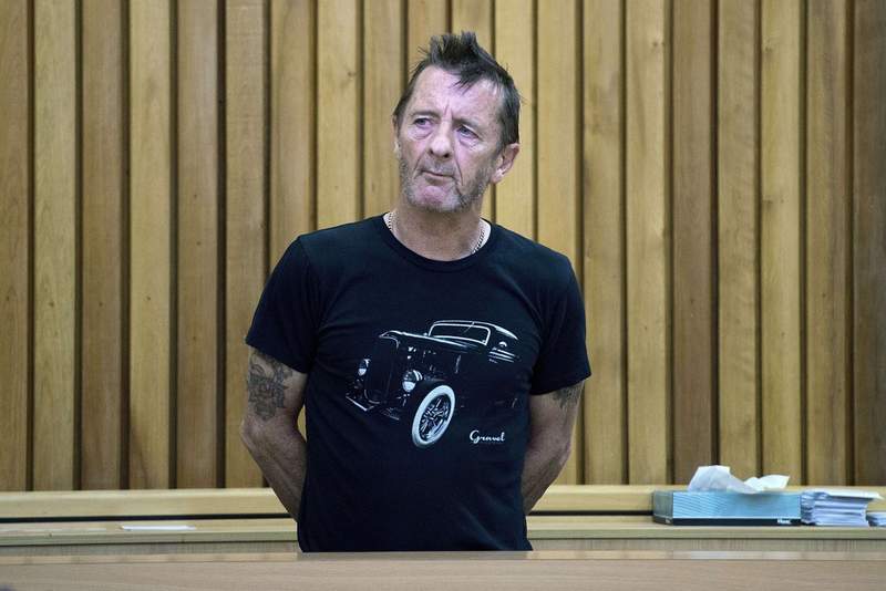 Суд в Новой Зеландии приговорил барабанщика AC/DC к домашнему аресту