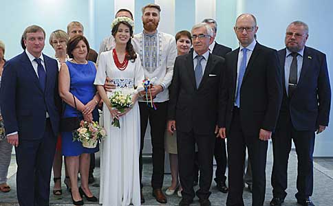 В Украине впервые зарегистрировали брак пары, которая подала он-лайн заявку в РАГС