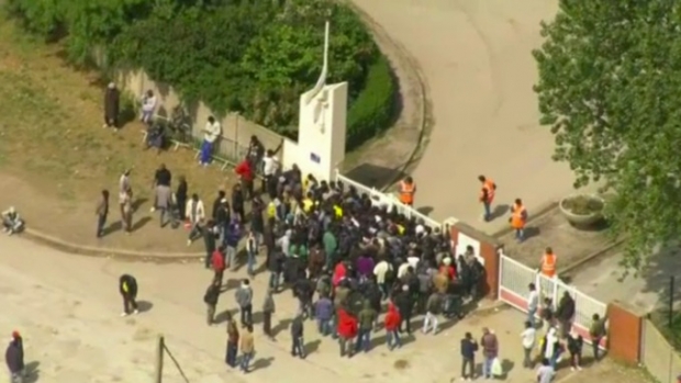Сотни мигрантов штурмуют тоннель под Ла-Маншем 