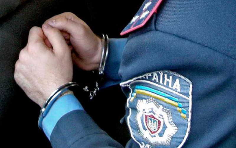 В Черновцах задержан милиционер, который продавал автомобили со штрафплощадок