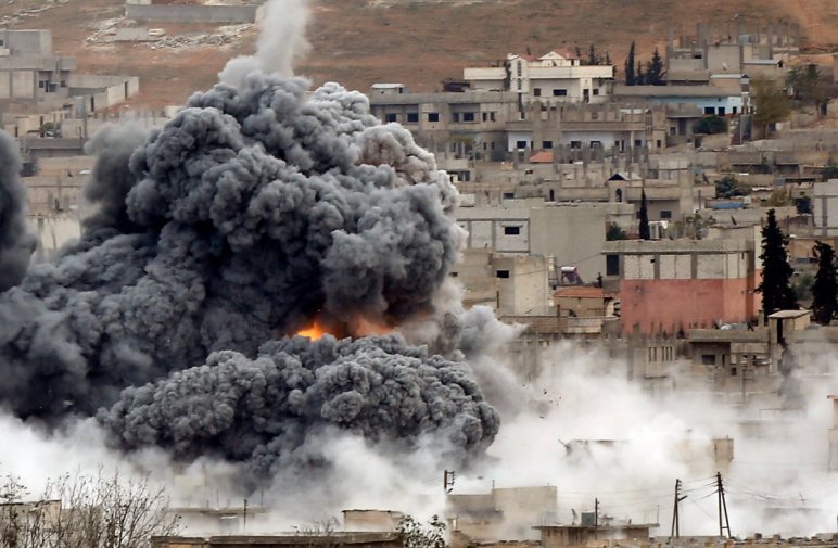 Из-за авиаударов правительственных сил Сирии по рынку в городе Дума погибли около 80 человек