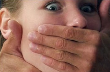 Возвращаясь поздно вечером домой, 15-летняя девочка стала жертвой насильника