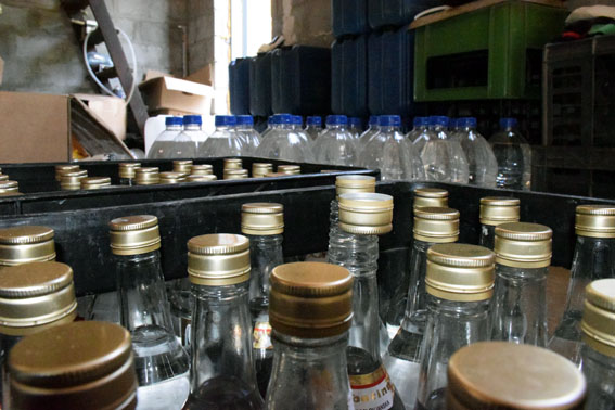 В Мариуполе разоблачили два подпольных цеха по производству водки