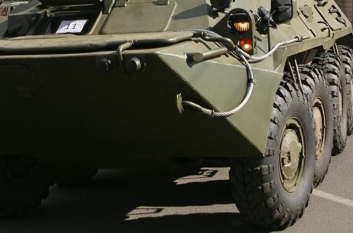 В Донецкой области бронетранспортер уничтожил «Lada Priora», два человека погибли