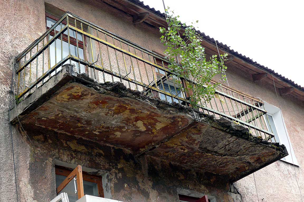 В Ивано-Франковске из-за обвала балкона погиб военнослужащий, четверо получили травмы
