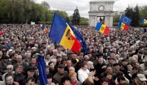 Десятки тысяч людей собрались в центре Кишинева и требуют отставки правительства