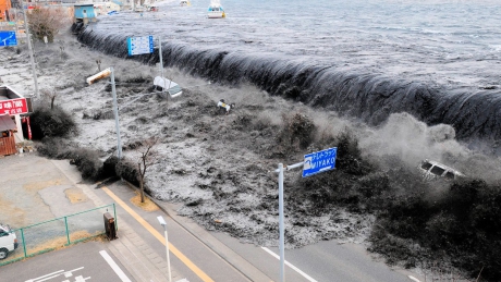 В Японии разрушительные наводнения и оползни оставили без крова 90 тыс. человек