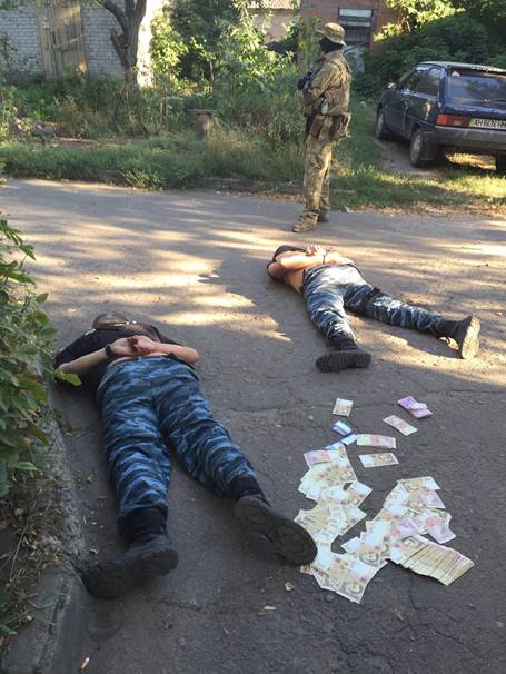 В Славянске на взятке СБУ задержала четырех милиционеров и их сообщника