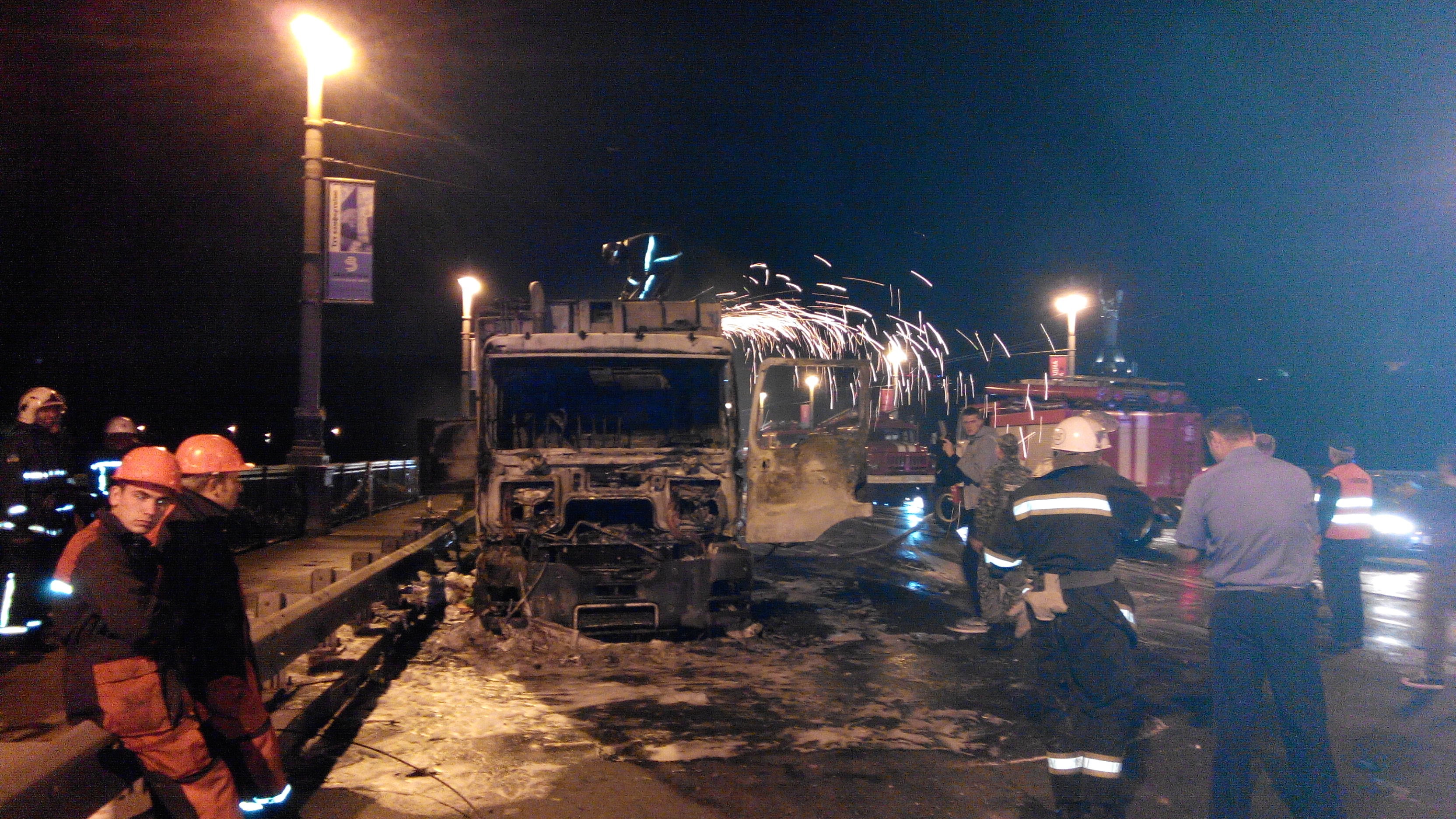 Киевские спасатели ликвидировали возгорание мусоровоза