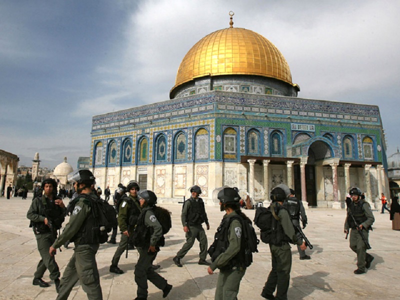У мечети в Иерусалиме произошли столкновения между палестинцами и полицией Израиля
