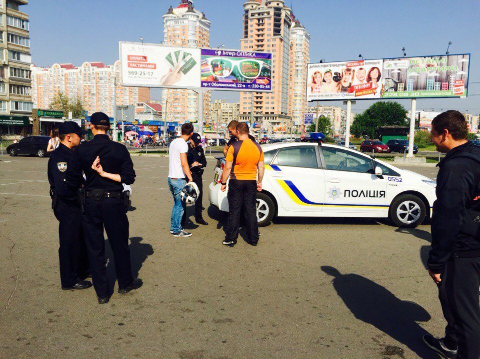 В  Киеве полицейского задержали при попытке продать краденое 