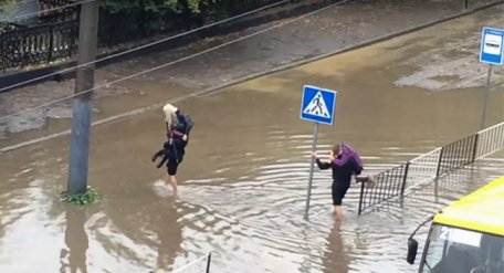 Львовские полицейские вынесли на руках пассажиров из затопленной маршрутки