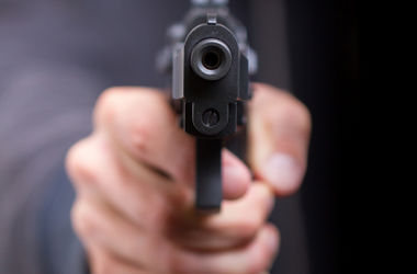 В Оболонском районе столицы неизвестный стрелял в мужчину из травматического оружия