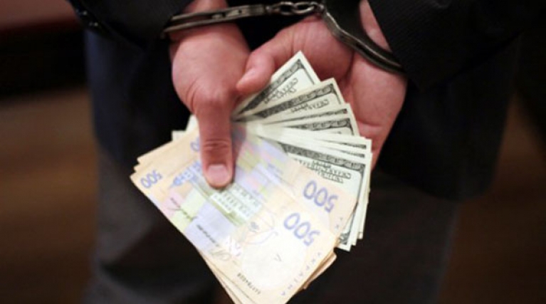 Правоохранители Львовщины задержали чиновника при получении неправомерной выгоды 