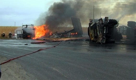 В Миргороде в результате ДТП два грузовика перевернулись и загорелись 