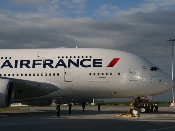 Во Франции арестовали пятерых сотрудников Air France за нападение на штаб-квартиру компании