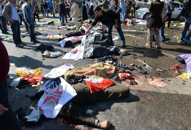 В Анкаре произошел теракт во время шествия за мир