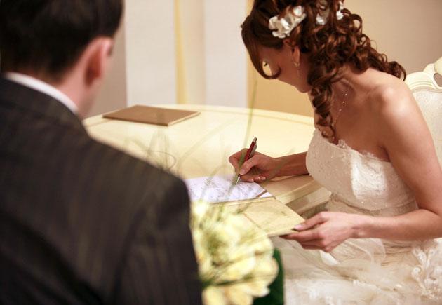Новобрачным хотят разрешить не думать месяц перед свадьбой или разводом