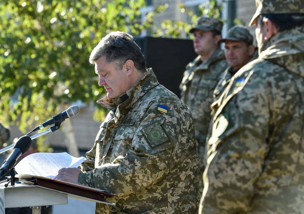 Президент по случаю Дня защитника Украины наградил военнослужащих